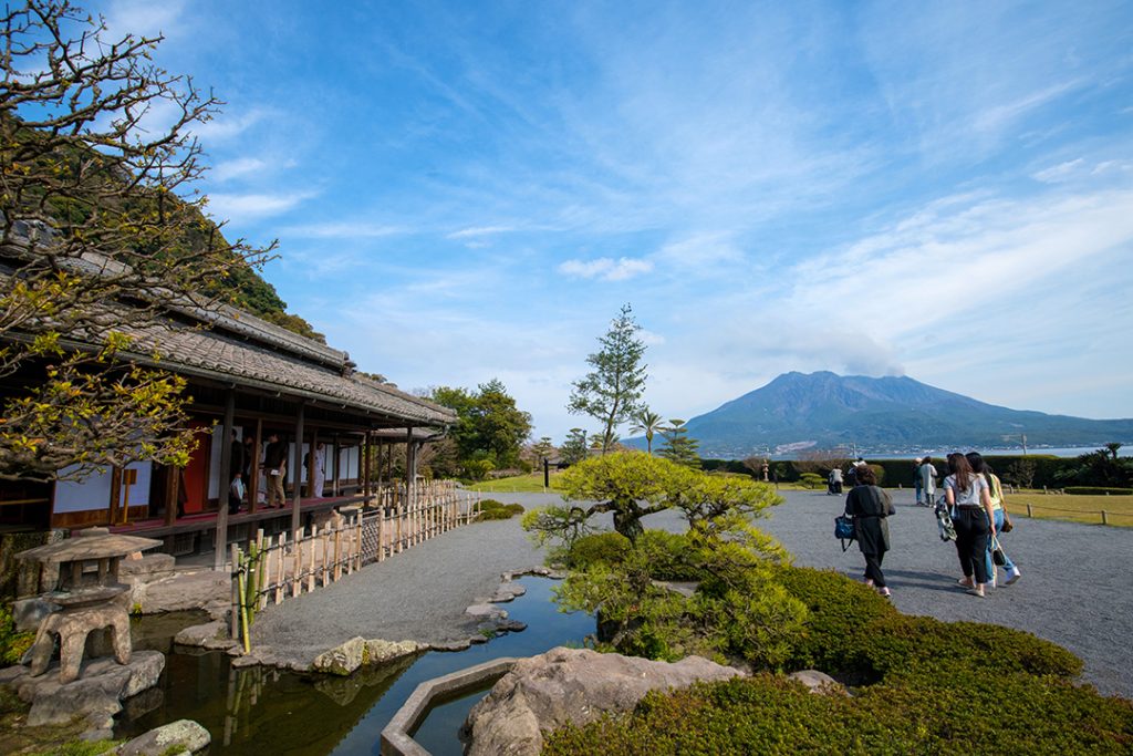 Sengan-en and Sakurajima (©Sengan-en)