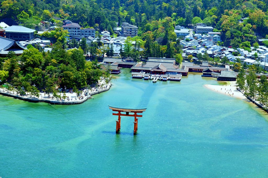 Itsukushima Shrine’s entrance gate (Courtesy of Hiroshima Prefecture)