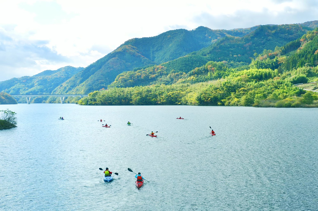 Kayaking on Okutsu Lake (©Okayama Prefectural Tourism Federation)