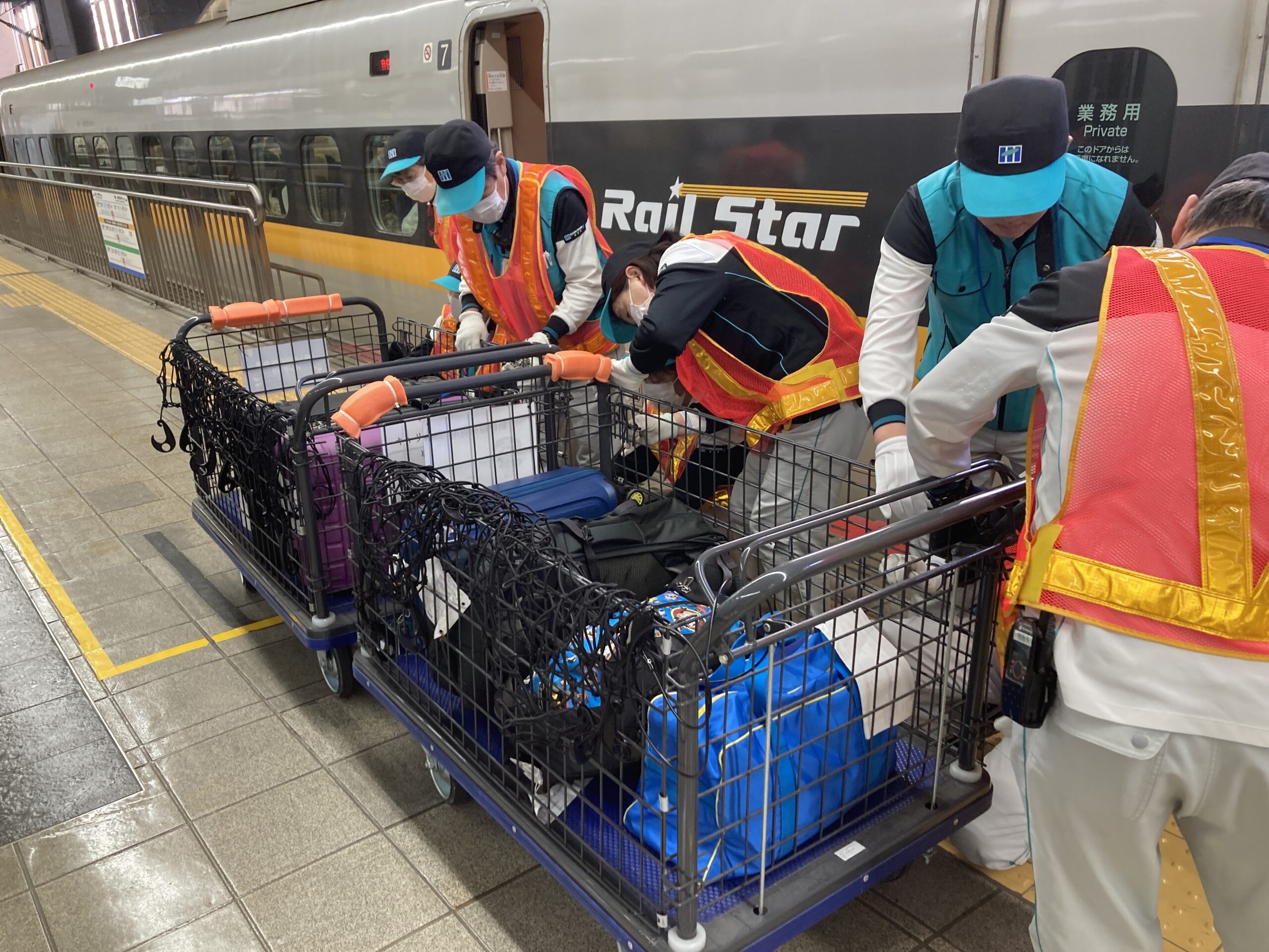 【Non-government initiatives】Shinkansen Luggage Delivery Service